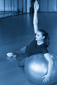 健身房的女子与Pilates球一起锻炼俱乐部训练活力快乐肌肉力量平衡音调女孩身体图片