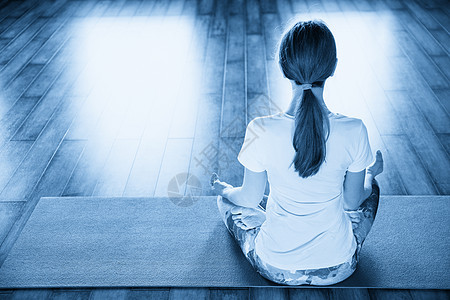 坐在莲花姿上的青年妇女冥想力量地面姿势运动平衡活力娱乐活动女士瑜伽图片