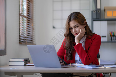 认真思考的亚洲女性关注在线问题解决方案 看着笔记本电脑屏幕 担心严肃的亚洲女商务人士专注于解决困难的工作计算机任务桌子金融互联网图片