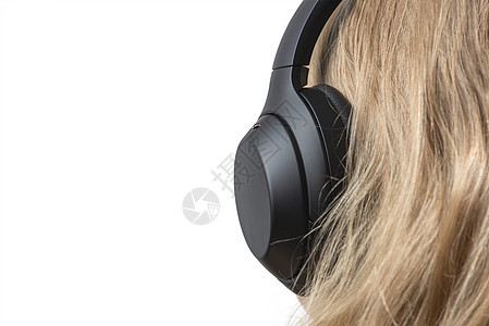 耳机上白色孤立的女人 女人头上戴着黑色耳机 一个戴着耳机的金发女人的头 后视特写喜悦享受乐趣女性技术头发娱乐青少年音乐工作室图片