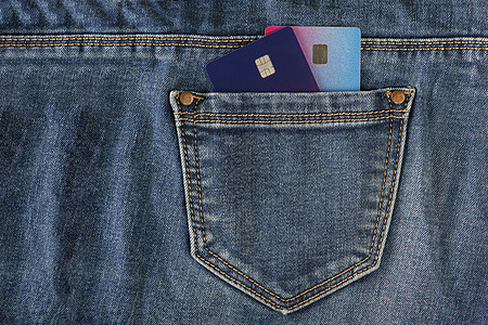 口袋里的信用卡 蓝色牛仔裤口袋里的信用卡 采购和费用的概念 计划外费用图片