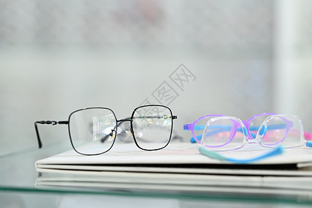 光学商店桌面上不同形状的镜象图像 B 光学 保健和视觉概念图片
