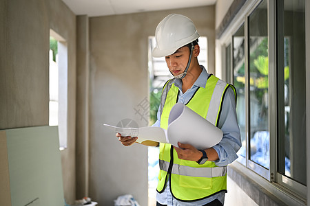 工程师在蓝图上工作并检查施工现场的建筑施工进度图片