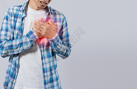 胸痛孤立的人 心动过速的年轻人 孤立背景下心痛的人 心痛的年轻人 有心脏病的人的概念医学支气管炎疼痛心血管疗法保健身体条件问题卫图片
