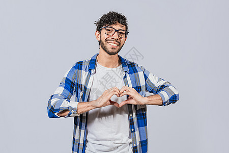 做心脏形状用隔绝的手的十几岁的人 快乐的人用孤立的手做心形 双手合十成心形的人图片