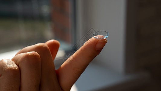 女用食指上的隐形眼镜贴上女孩药店处方卫生液体保健塑料手臂女士眼科图片