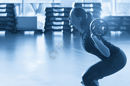 健身 运动 举重和人的概念在健身房用杠铃锻炼的运动女性肌肉健美权重女孩音调教练训练运动员蓝色身体图片