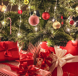 圣诞礼物和节日礼物 装饰圣诞树下的经典圣诞礼盒 节日快乐和节礼日庆祝活动展示惊喜工艺新年秘密季节国家房子风格寒假图片