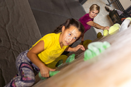 母女俩爬上攀岩墙 家庭运动 健康生活方式 幸福家庭孩子父亲健身房男生婴儿女士灵活性比赛女孩岩石图片