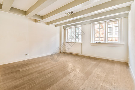 白色墙壁和木地板的空空房间家具地面建筑学装饰房子桌子天花板奢华住宅角落图片