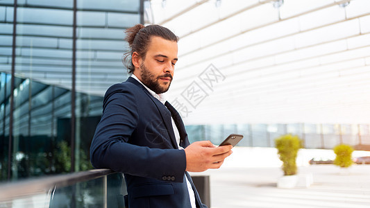 在户外站立的商务人士使用智能手机业务消息技术商业电话生意横幅夹克金融工人图片