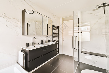 黑白洗手间 有水槽和淋浴图片