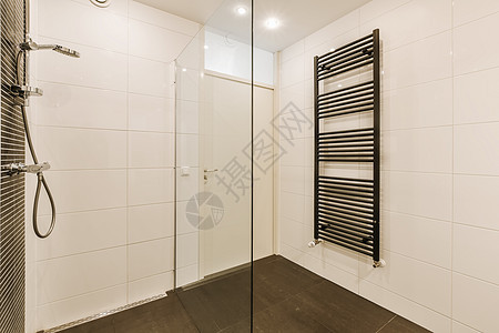 在白色浴室里用玻璃门冲个澡公寓财产墙壁住宅地面装饰卫生建筑学窗户风格图片