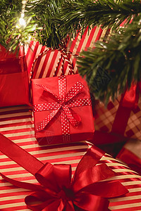 圣诞礼物和节日礼物 装饰圣诞树下的经典圣诞礼盒 节日快乐和节礼日庆祝活动新年乡村房子风格秘密假期礼日工艺丝带季节图片