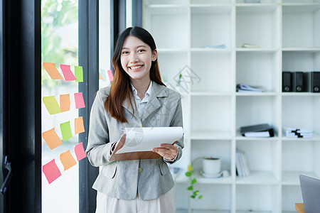 一位深思熟虑的亚洲商业女商务人士在办公室看财务报表和制定营销计划 一目了然审核职业床单会计文档工作商务帐户硬币女士图片