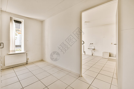 浴室 有一块砖瓦地板和一扇门图片