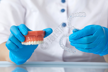 显示人工下巴与人造下巴接轨器系统的整形医生支撑工具牙齿办公室微笑卫生牙医牙科药品示范图片