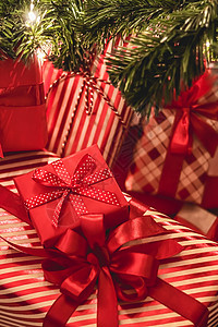 圣诞礼物和节日礼物 装饰圣诞树下的经典圣诞礼盒 节日快乐和节礼日庆祝活动风格房子英语奢华国家季节新年展示惊喜丝带图片