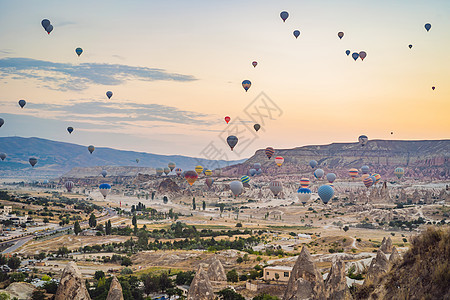 由土耳其卡帕多西亚上空飞来的多彩热气球日出热气球冒险运输国家公园教会空气火焰爬坡图片