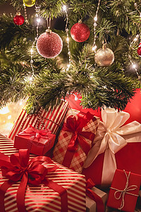 圣诞礼物和节日礼物 装饰圣诞树下的经典圣诞礼盒 节日快乐和节礼日庆祝活动奢华工艺展示风格农村惊喜寒假国家手工新年图片