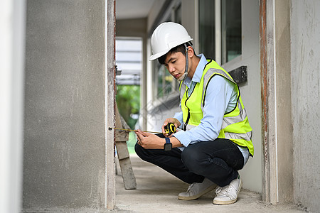 工程师在施工现场查看剪贴板和检查建筑施工进度的图像安全房地产基础设施开发商经理安全帽头盔职业工人建筑工人图片