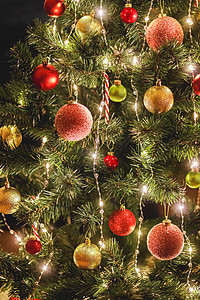 圣诞礼物和节日礼物 装饰圣诞树下的经典圣诞礼盒 节日快乐和节礼日庆祝活动惊喜秘密英语奢华房子丝带寒假季节假期乡村图片