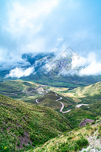 在安第斯山脉上沿山路行驶 天空在云中横扫山脉全景环境岩石拉丁爬坡丘陵风景冒险石头图片