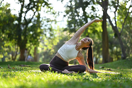 光荣的千年妇女在健康休养期间上午在户外做瑜伽 这是很健康的生活方式概念平衡呼吸福利练习阳光女士沉思冒充姿势专注图片