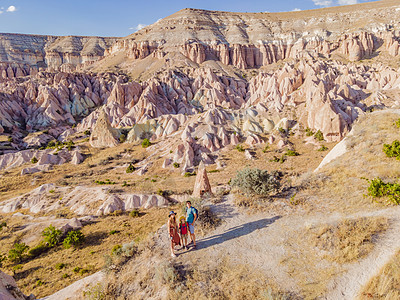 卡帕多西亚土耳其Goreme附近有岩层和仙子洞穴 探索山谷男人男生场景旅游仙境家庭游客岩石顶峰和尚图片