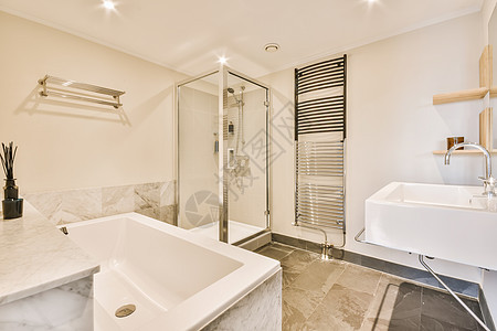 浴室 用浴缸水槽和淋浴图片