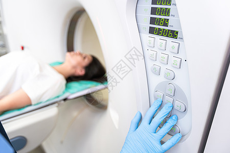 在医院进行验尸检查期间躺在Ct扫描仪床上的美容女子照相断层治疗谐振说谎考试扫描器核磁共振癌症科学图片