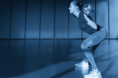健身 运动 举重和人的概念在健身房用杠铃锻炼的运动女性肌肉女孩蓝色音调女士教练训练下蹲身体权重图片