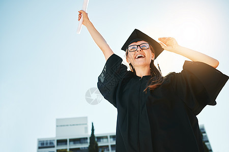 成功 毕业和有证书 学位或文凭的妇女或学生低角度 对学业成就 大学目标或教育目标感到满意的毕业生 庆祝活动和女学者图片