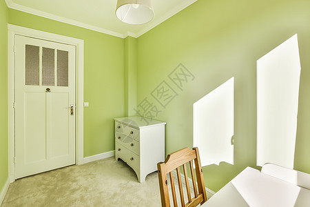 a 带有绿色墙壁和白门的餐厅房子木头卧室用餐桌子风格公寓控制板奢华地毯图片