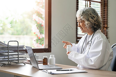 亚洲高级医生医院医疗医疗诊所办公室 使用笔记本电脑进行诊疗工作办公室专家男性男人保健护士帮助老年医学职业图片