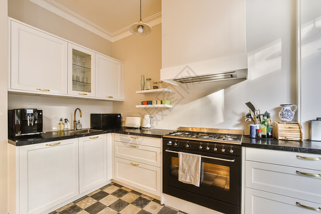 厨房 配有白色柜子和黑白电器家电房子火炉洗碗机烹饪橱柜地面器具瓷砖柜台图片
