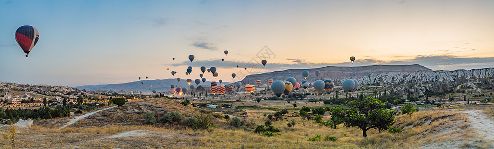 由土耳其卡帕多西亚上空飞来的多彩热气球运输岩石场景航班内夫爬坡火山洞穴地质学空气图片