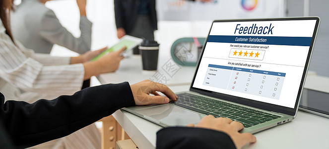 通过现代计算机软件进行客户反馈和评论分析房间会议笔记本团队监视器用户屏幕展示分数服务图片