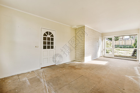 一个空房间 有白色门和窗户房子沙发地面地毯装饰椅子壁炉桌子木地板角落图片