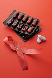 红丝带HIV 和药丸在红色图片