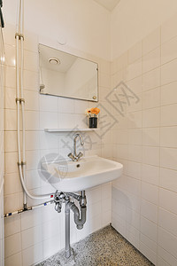 一个小浴室 有水槽和淋浴血管建筑学龙头卫生地面卫生间镜子脸盆盥洗家具图片