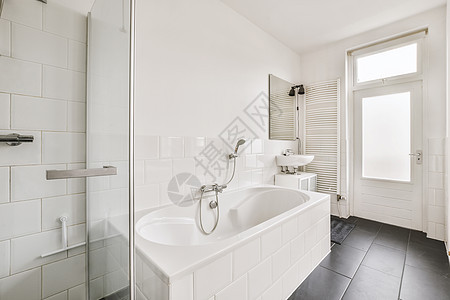 一个带浴缸和淋浴的白色浴室图片