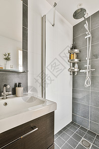 一个带淋浴和水槽的白色浴室装饰地面房间建筑学住宅卫生镜子窗帘设备盆地图片
