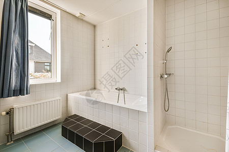 一个带浴缸和窗户的白色浴室图片