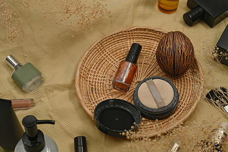空白化妆品瓶 天然化妆品套装在柳条餐垫上 天然化妆品 美容和护肤概念图片