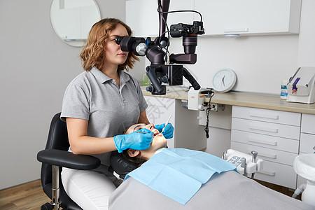 在牙科诊所办公室用牙科工具和显微镜治疗病人牙齿的女牙医 医学 牙科和保健概念医生外科空腔卫生医院女士口腔科访问技术钻头图片