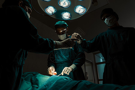 外科小组在无菌手术室为病人做手术专家情况医护人员卫生手套助手护士医师疾病诊所图片