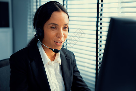 从事计算机工作和与客户交谈的合格女性经营者 三 职业妇女中心数据助手服务帮助技术推销职员电话耳机图片