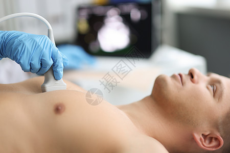 心脏病医生把超声波机放在胸腔上图片