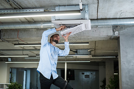 白胡子男正在修理办公室的空调机 他叫冷却器安装器具工程师测量空调职业男性天花板空气图片